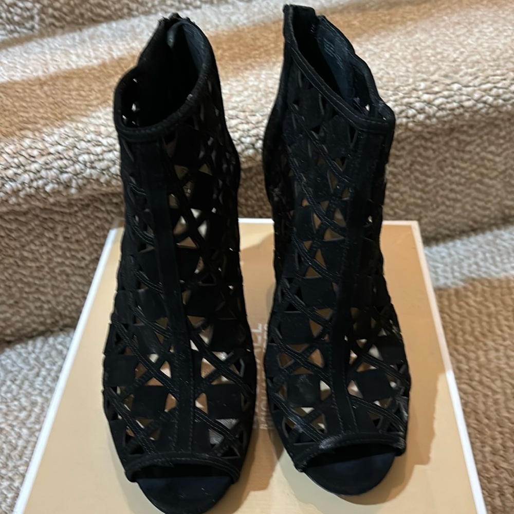 Ivy bootie black suede size 9 (40)